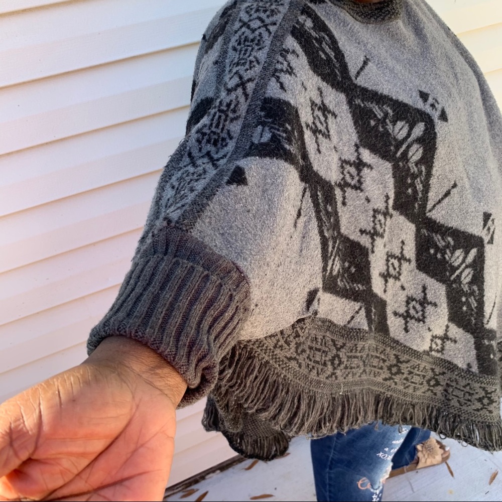Gray Poncho sweater - Picture 2 of 6